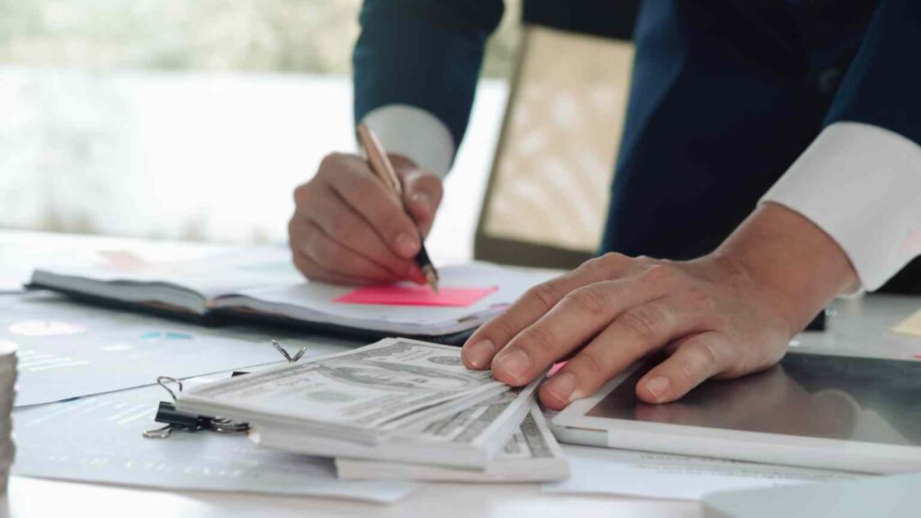 image d'un DAF en train de comptabiliser les frais de formation des salariés